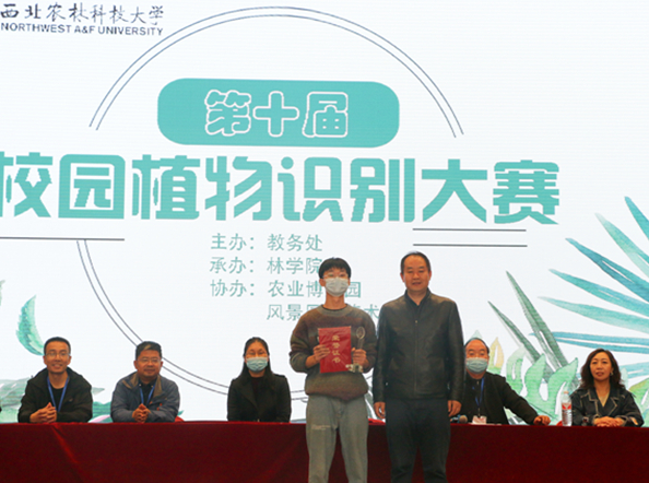 大赛一等奖黄玉林与best365官网登录入口贾小明副院长合影_副本_副本_副本.jpg